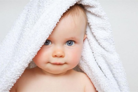 初乳很黄是不是不干净不可以喝？母乳怎么喂养郑州捐卵宝宝？
